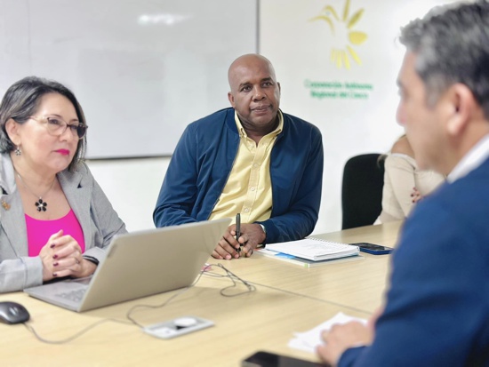 Encuentro clave entre CRC y alcalde de Popayán para impulsar desarrollo sostenible.