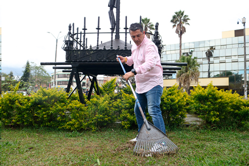 Limpieza en la glorieta de la lotería