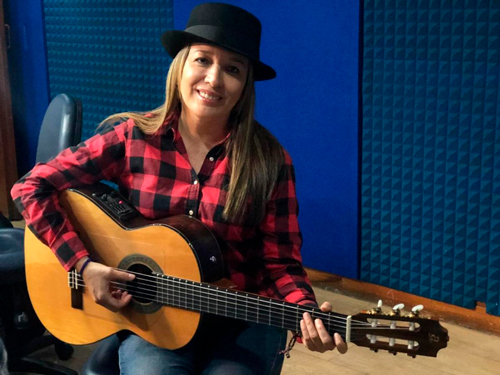 A punta de guitarra perdonó a los asesinos de su progenitora A punta de guitarra perdonó a los asesinos de su progenitora