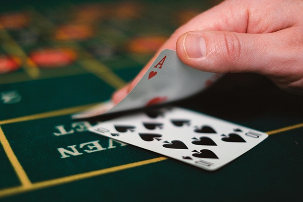 3 maneras en que un jugador de póker experimentado aborda una nueva mano 3 maneras en que un jugador de póker experimentado aborda una nueva mano