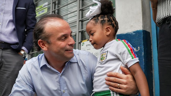 El compromiso de la Alcaldía de Santiago de Cali es proteger a la niñez. El compromiso de la Alcaldía de Santiago de Cali es proteger a la niñez.