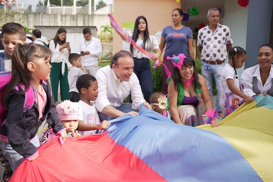 El compromiso de la Alcaldía de Santiago de Cali es proteger a la niñez. El compromiso de la Alcaldía de Santiago de Cali es proteger a la niñez.