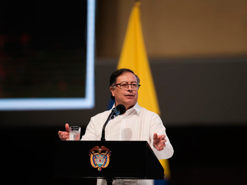Petro preocupaciones y postura