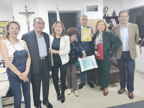 En una pintura, un grupo de periodistas plasmó su idea de paz