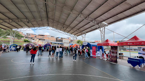 Ruta móvil Comfacauca en el barrio María Occidente