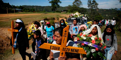 En medio de una paz derruida, las madres lloran a sus muertos