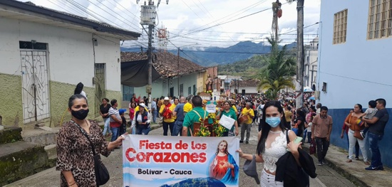 El fervor y las alumbranzas en la fiesta de los corazones. El fervor y las alumbranzas en la fiesta de los corazones.