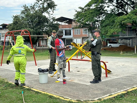 Empuvilla y Policía embellecen parques Infantiles en Villa Rica Empuvilla y Policía embellecen parques Infantiles en Villa Rica