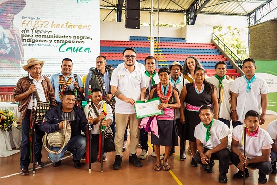 Gobierno entrega 60.720 hectáreas de tierra a comunidades afro, indígenas y campesinas del Cauca.