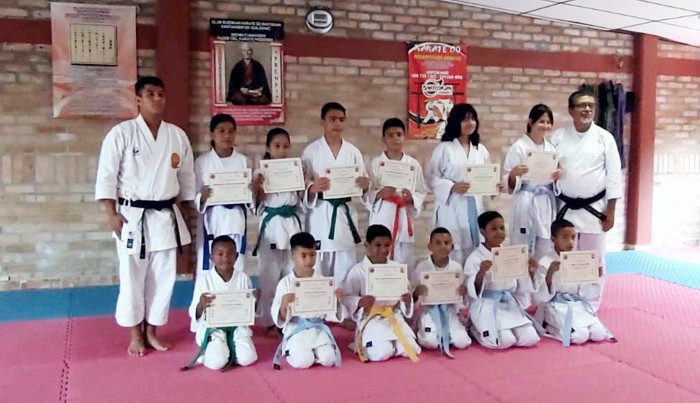 Practicantes de Karate Do ascienden de grado Practicantes de karate do ascienden de grado
