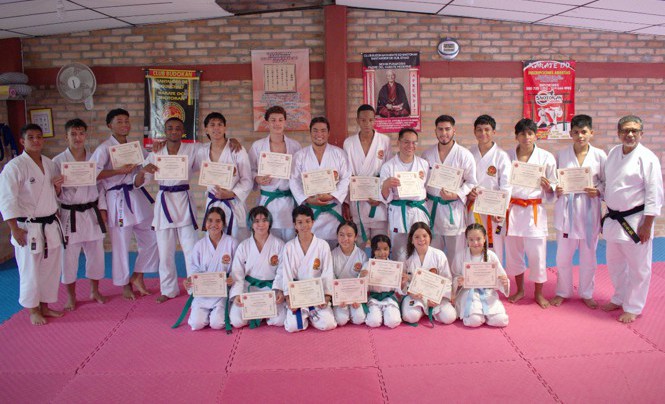 Practicantes de Karate Do ascienden de grado Practicantes de karate do ascienden de grado
