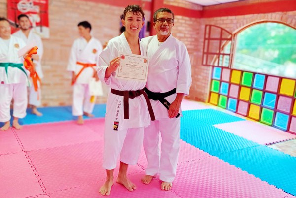 Practicantes de Karate Do ascienden de grado Practicantes de karate do ascienden de grado