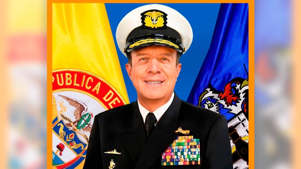 Un almirante es comandante de las Fuerzas Militares Un almirante es comandante de las Fuerzas Militares
