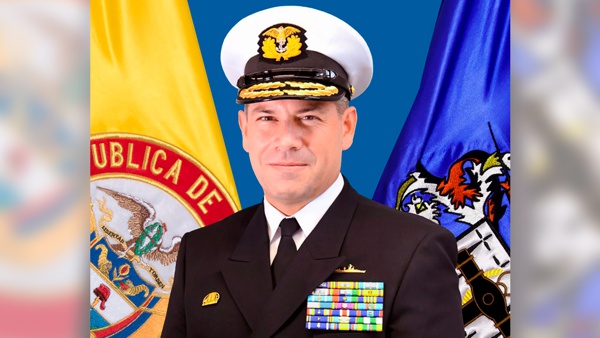 Un almirante es comandante de las Fuerzas Militares Un almirante es comandante de las Fuerzas Militares