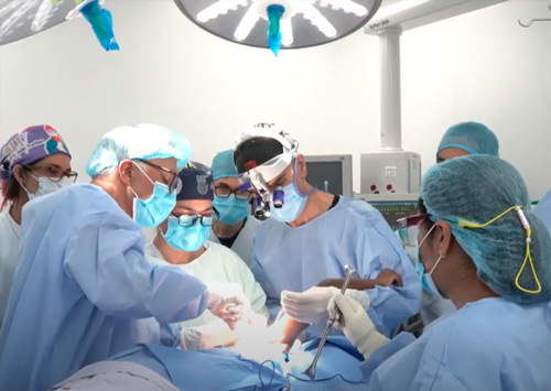 Cirujanos operan gratis a niños con enfermedades congénitas