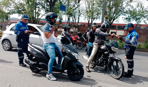 Con nuevos agentes de tránsito se hace cumplir normatividad vial Con nuevos agentes de tránsito se hace cumplir normatividad vial