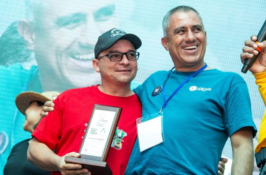 “El Cauca representa paz. El café sí es una oportunidad de vida”: Wilton Benitez, caficultor caucano. “El Cauca representa paz. El café sí es una oportunidad de vida”: Wilton Benitez, caficultor caucano.