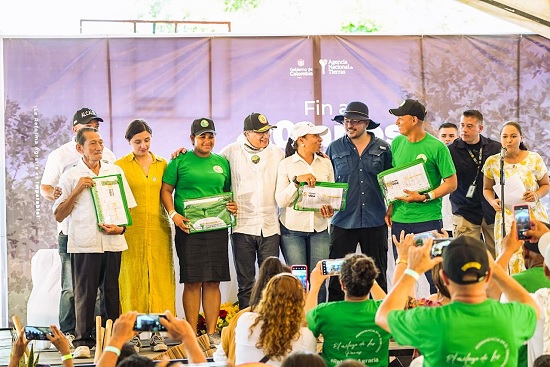 Gobierno de Colombia entrega tierras a campesinos