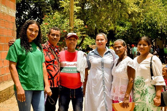 Gobierno de Colombia entrega tierras a campesinos