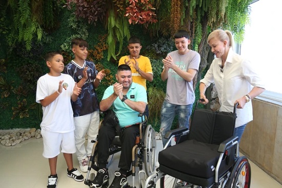 Nueva silla de ruedas para el embajador de las Escuelas Culturales Nueva silla de ruedas para el embajador de las Escuelas Culturales