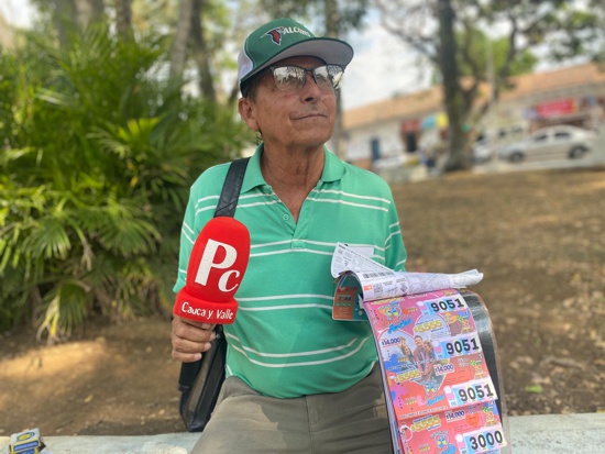 45 años de suerte y esperanza: La vida del mejor vendedor de lotería de Colombia. 45 años de suerte y esperanza: La vida del mejor vendedor de lotería de Colombia.