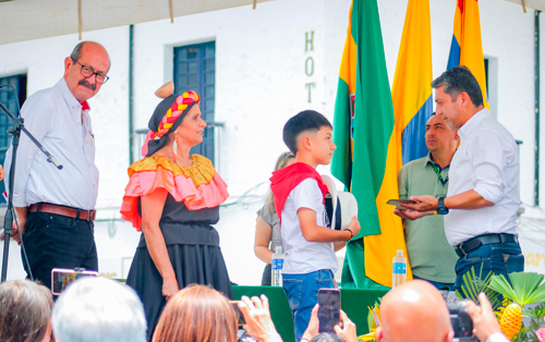 Alcaldía formaliza titulación del Parque Caldas y 36 predios más