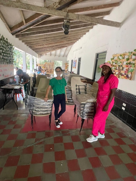 Apoyo a Fundación Manitas con Mucho Amor, entrega de sillas universitarias - Guachené
