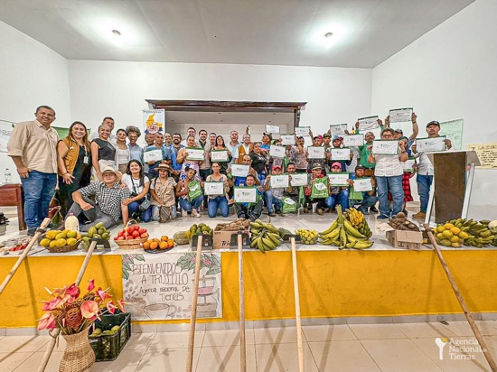 Campesinos del Valle recibieron la titulación de sus predios Campesinos del Valle recibieron la titulación de sus predios