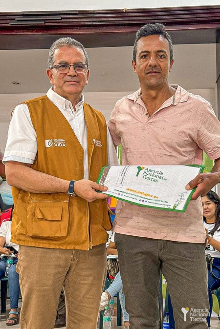 Campesinos del Valle recibieron la titulación de sus predios Campesinos del Valle recibieron la titulación de sus predios