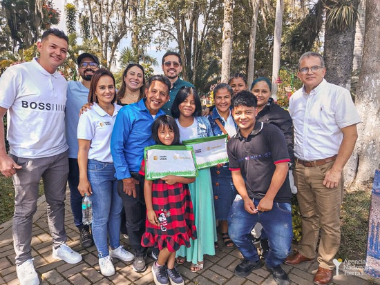 Campesinos del Valle recibieron la titulación de sus predios Campesinos del Valle recibieron la titulación de sus predios