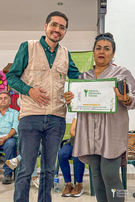 Campesinos del Valle recibieron la titulación de sus predios Campesinos del Valle recibieron la titulación de sus predios