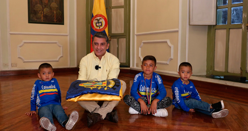 El alcalde de Popayán motiva a niños deportistas de BMX El alcalde de Popayán motiva a niños deportistas de BMX
