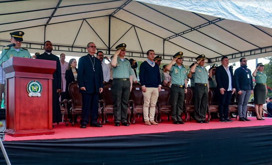 Alcalde destaca espíritu de sacrificio y entrega de los policías en ceremonia de ascensos. Alcalde destaca espíritu de sacrificio y entrega de los policías en ceremonia de ascensos.