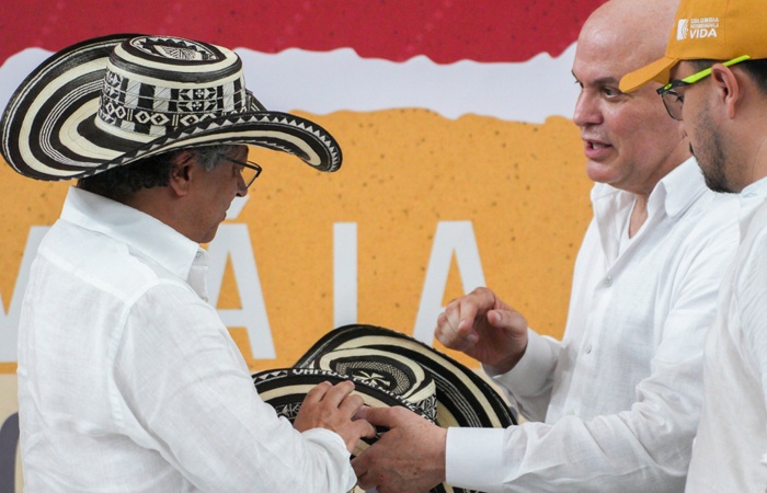 PETRO, MANCUSO Y LOS SOMBREROS VUELTIAOS