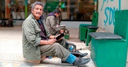 La miseria en una cajita de embolar