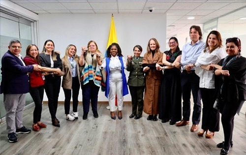 Madres comunitarias serán contratadas por el Estado Madres comunitarias serán contratadas por el Estado
