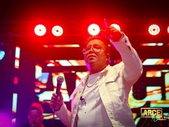 ARCE; un periodista que soñaba ser cantante y lo logró