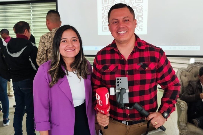 Darly Diaz Latorre, Socióloga, Periodista, Defensora de Derechos humanos, del Ministerio del Interior, coordinadora de construcción Política Pública para la promoción de la libertad de expresión en Colombia y David Luna, gerente Red de Medios de Comunicación Proclama del Pacífico. Darly Diaz Latorre, Socióloga, Periodista, Defensora de Derechos humanos, del Ministerio del Interior, coordinadora de construcción Política Pública para la promoción de la libertad de expresión en Colombia y David Luna, gerente Red de Medios de Comunicación Proclama del Pacífico.
