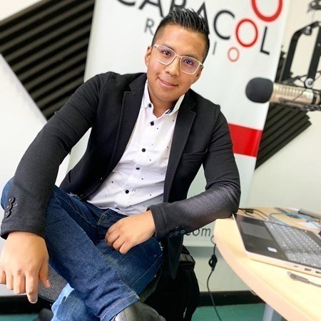 ARCE; un periodista que soñaba ser cantante y lo logró