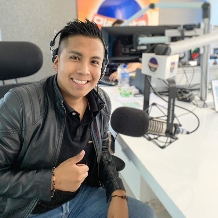 ARCE; un periodista que soñaba ser cantante y lo logró