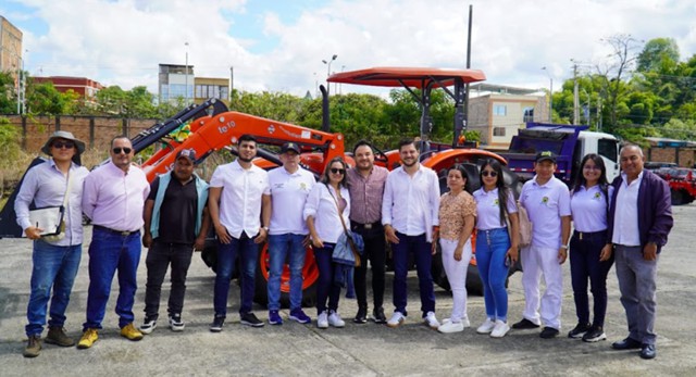 La Alcaldía de Popayán recibe tractor para impulsar el desarrollo agropecuario en el municipio La Alcaldía de Popayán recibe tractor para impulsar el desarrollo agropecuario en el municipio