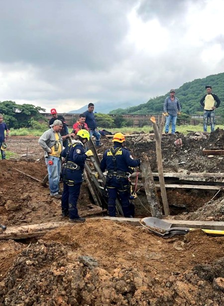 Macabro hallazgo: Bomberos de Yumbo rescatan el cuerpo de un trabajador que quedó sepultado por accidente. Macabro hallazgo: Bomberos de Yumbo rescatan el cuerpo de un trabajador que quedó sepultado por accidente.