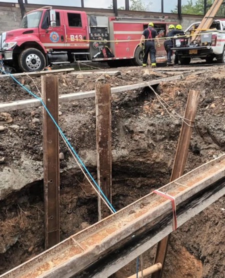 Macabro hallazgo: Bomberos de Yumbo rescatan el cuerpo de un trabajador que quedó sepultado por accidente. Macabro hallazgo: Bomberos de Yumbo rescatan el cuerpo de un trabajador que quedó sepultado por accidente.