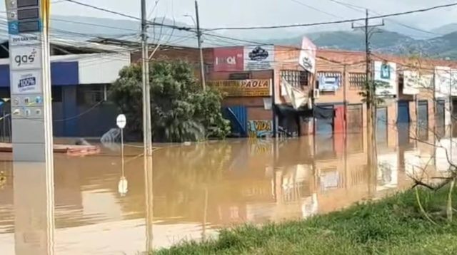 Inundaciones ordenan cerrar temporalmente vía Cali - Yumbo