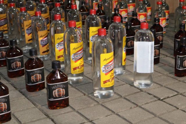 Autoridades incautan más de 2.600 botellas de licor adulterado en Cali