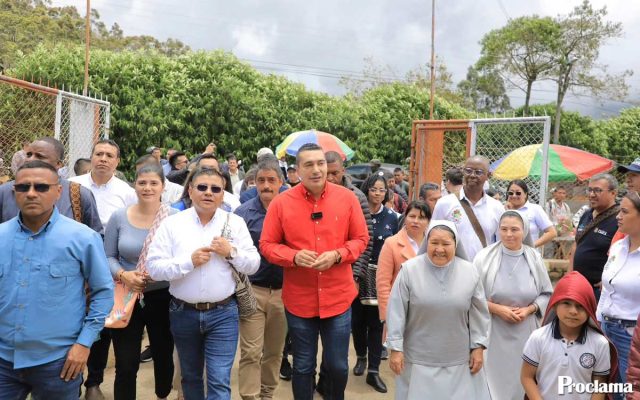 Gobernador entrega obras en colegio de Totoró