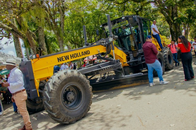 Entregan maquinaria para vías rurales y urbanas en Quilichao