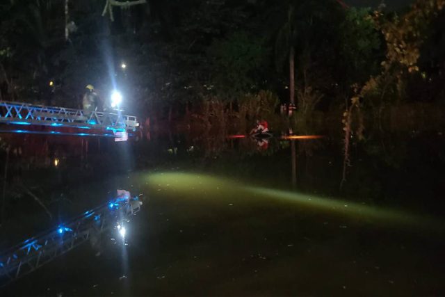 De película: Carro cayó al Lago La Babilla en Cali