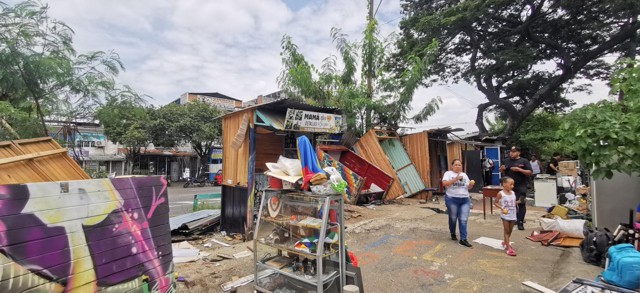 Desmontan casetas en Puerto Resistencia con participación juvenil Desmontan casetas en Puerto Resistencia con participación juvenil