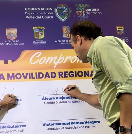 Alcaldes firman acuerdo de movilidad regional sin fronteras Alcaldes firman acuerdo de movilidad regional sin fronteras